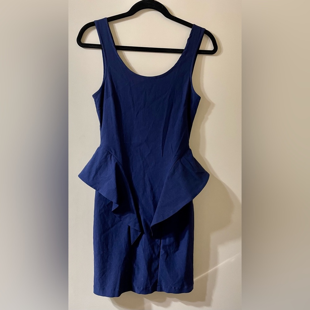 Fitted, stretchy dress with peplum ruffle